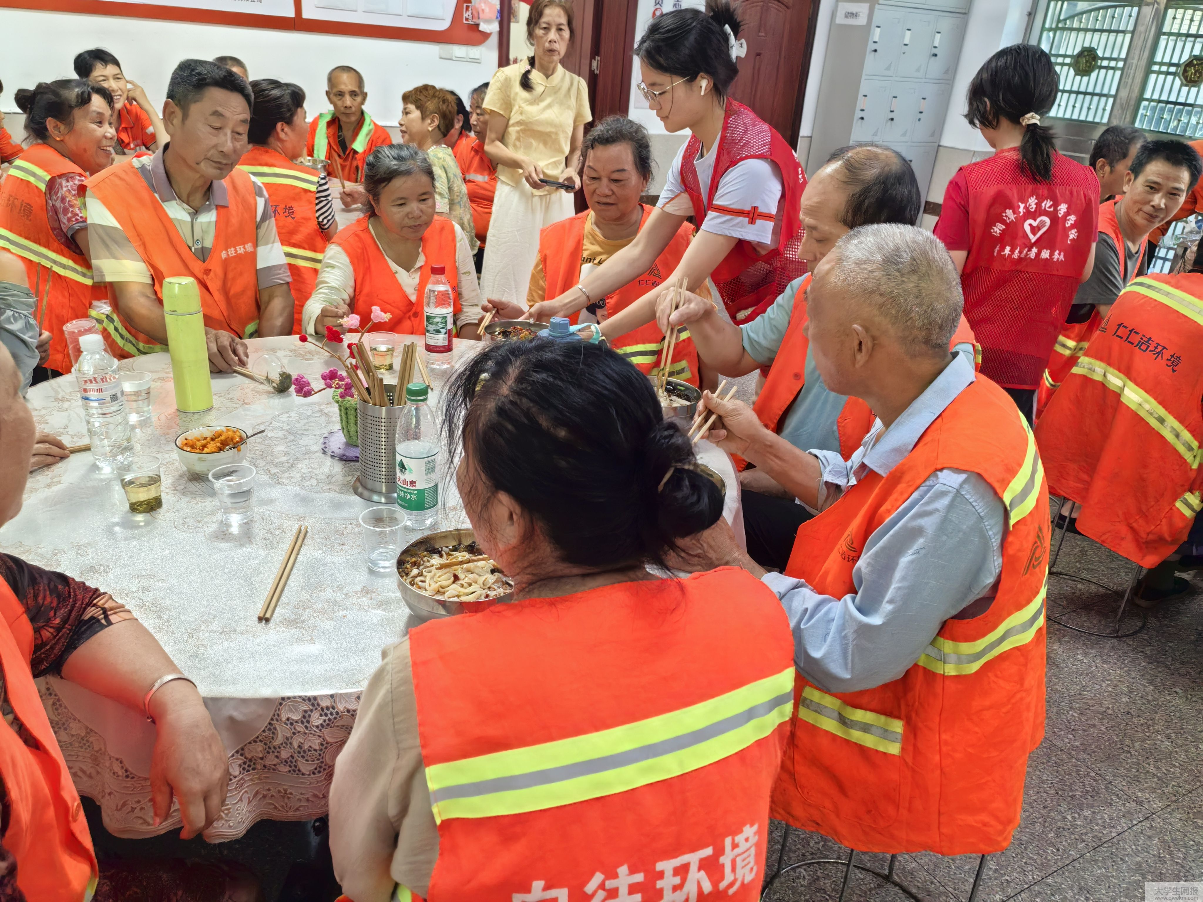 <strong>温情守护环卫一线——湘大学子端送爱心早餐</strong>